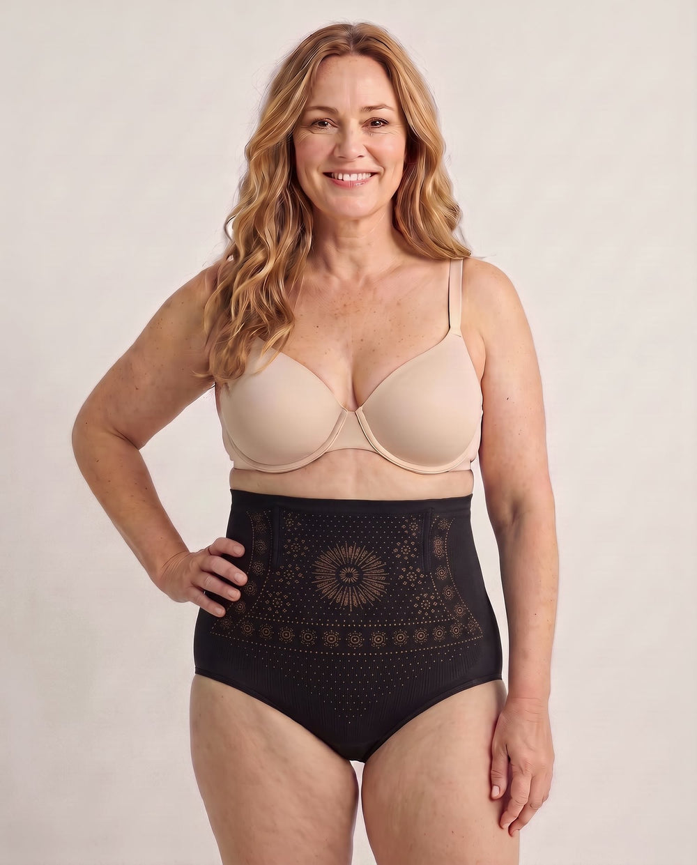 Vrouw in de HighFitPro zwart, vooraanzicht